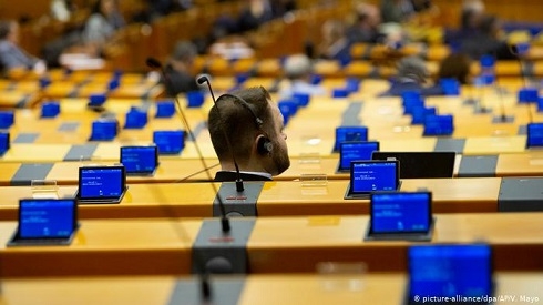 EU apologizes to Italy for initial response