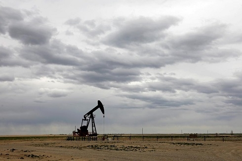 Oil falls 3% despite surprise U.S. crude stock drawdown