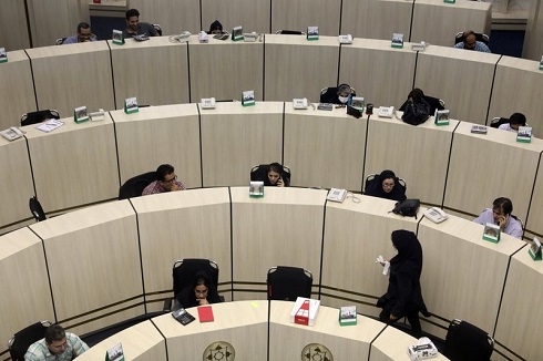 Iran stock market booms, but analysts fear a growing bubble