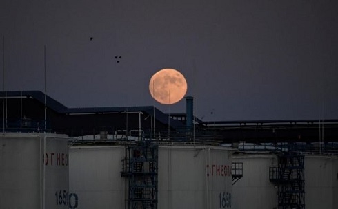 Oil rises on manufacturing data, U.S. inventories