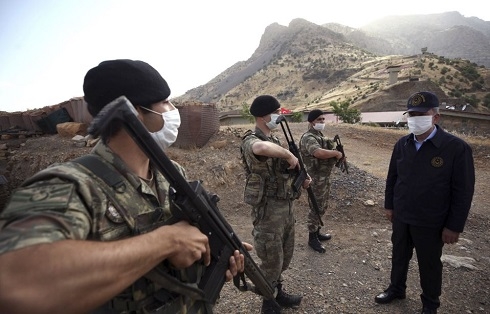 Iraq sets up border posts to try to prevent Turkish advance