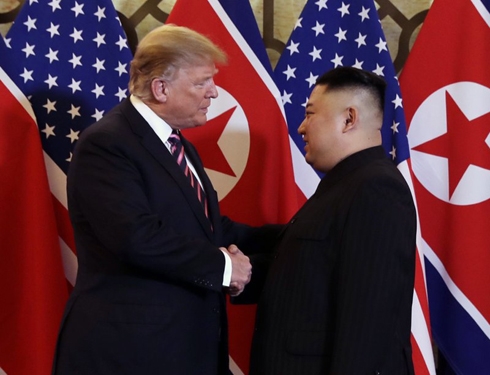 Trump, Kim share smiles, dinner before nuke talks