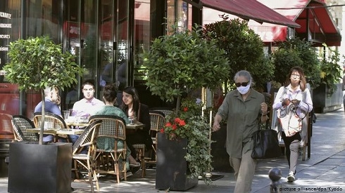 Bars and cafes close in Paris amid rising Covid-19 infections
