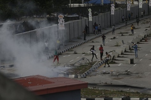 Nigeria protesters break curfew amid gunfire, chaos in Lagos