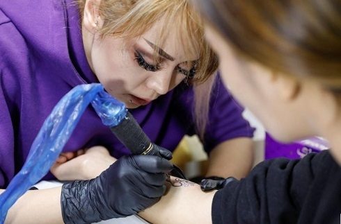 Afghan female artist breaks tattoo taboo in Kabul studio