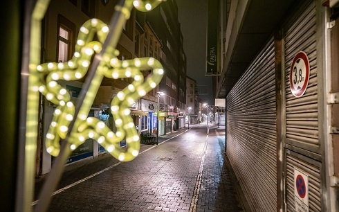 Germany faces lockdown as Merkel and state premiers to hold talks