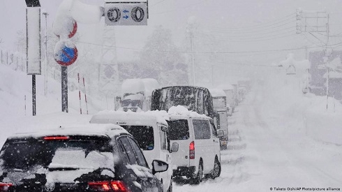 1,000 cars stuck in heavy snow in Japan