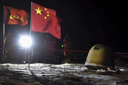 Chinese capsule returns to Earth carrying moon rocks