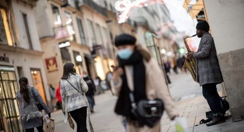 Covid-19: No return to 'normal' life until autumn 2021, French government adviser says