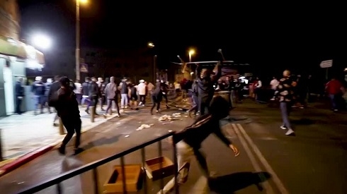 Israel and Palestinians clash on Gaza border as Jerusalem Ramadan violence flares