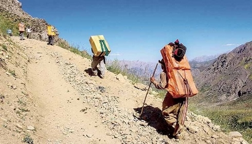 Iranian Border Guards Injure Five Kurdish Porters