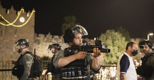 90 Palestinians injured in second night of clashes in Jerusalem