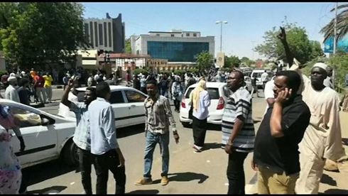 Sudan: Protesters converge on army headquarters in Khartoum
