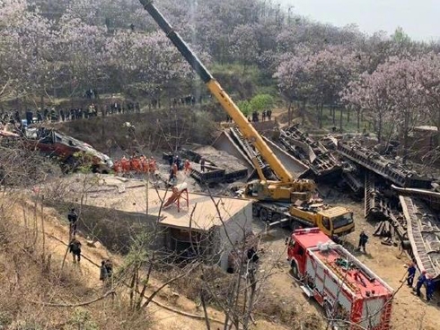 4 dead, 2 missing in China aluminum ore train derailment