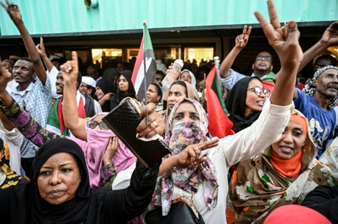 Huge crowd floods Khartoum pushing for Sudan handover