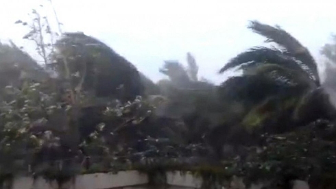 Powerful cyclone leaves 34 dead in India, 15 in Bangladesh