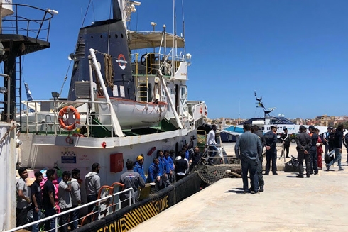30 migrants arrive in Italy, minister sequesters aid ship