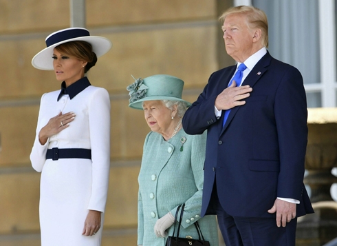 Trump meets queen, escalates feud with London mayor