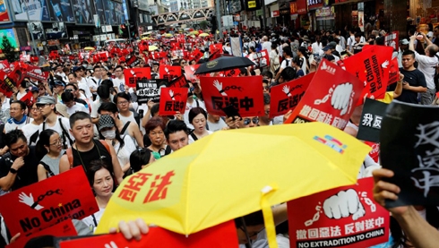 Tens of thousands rally in Hong Kong against China extradition bill