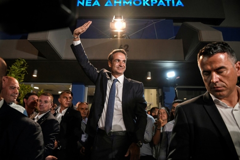 Mitsotakis becomes Greece's new PM on vow to end economic crisis