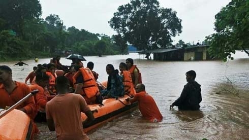 Indian navy rescues hundreds stranded on train in floods