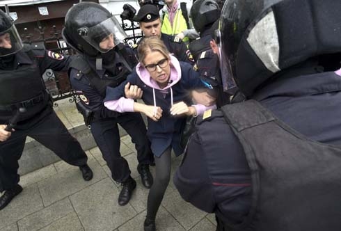 Moscow police use force to end election protest, arrest 600
