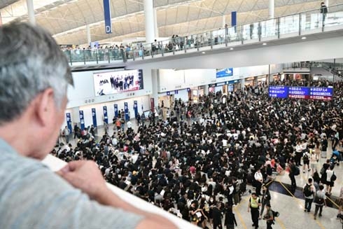Hong Kong protesters rally at airport to share 'the truth'