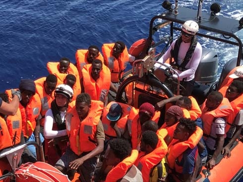 New Italy government lets rescued migrants disembark