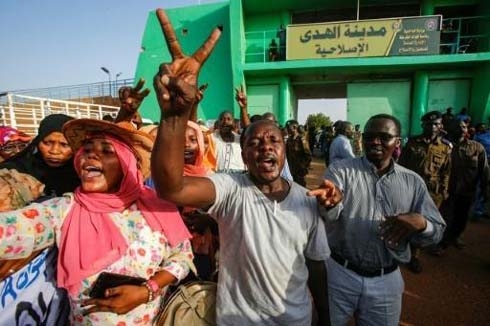 Sudan drops 8 Darfur rebel death sentences to 'build confidence'