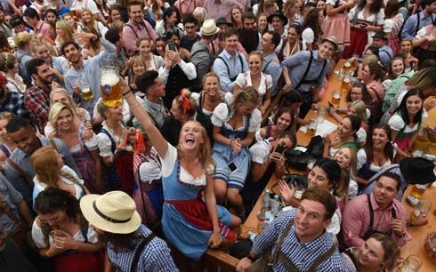 Tens of thousands storm gates of Oktoberfest as beer festival opens