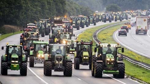 Dutch tractor protest sparks 'worst rush hour'