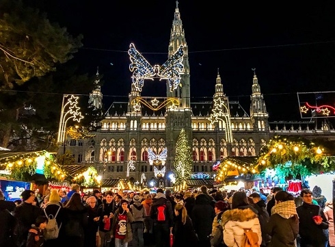 Dresden Christmas market presents nearly 4-ton cake