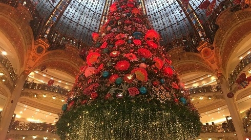 'Everyone is very worried’: Paris shops hit by ongoing strike