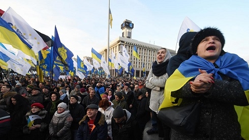 Ukraine crowds protest over Russia summit