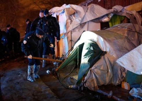Police clear out migrants from northern Paris site