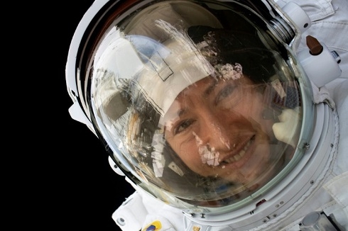 Record-breaking US astronaut returns to Earth