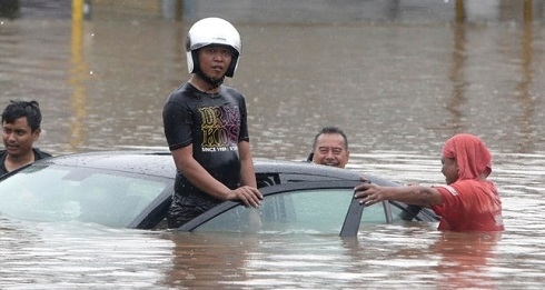 One dead, thousands of homes flooded after downpours in Jakarta