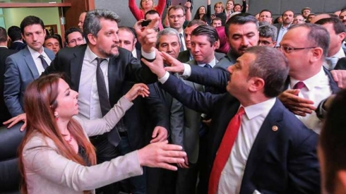 Di navbera parlamenterên HDP'ê û AKPê de alozî derket