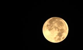 Heyv nêzîkê erdê bû