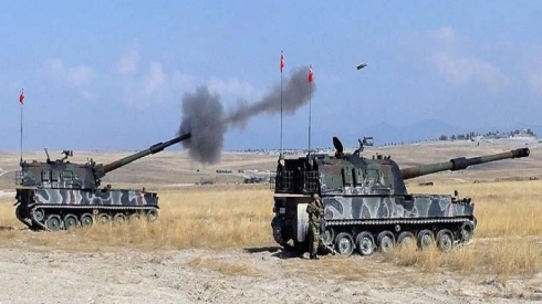 Hêzên Tirkiyê bingehên YPGê li Til Rifarê topbaran dike