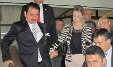 Îbo bi alîkariya jina xwe meşiya