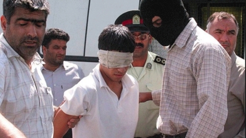 Hengaw: Iran gencekî Kurd ê 18 salî bidarve dike