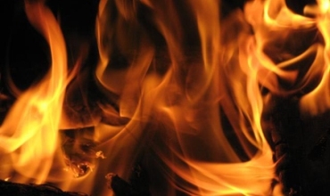 Li kelarê jinekê xwe ji kerba mêrê xwe de, şewitand