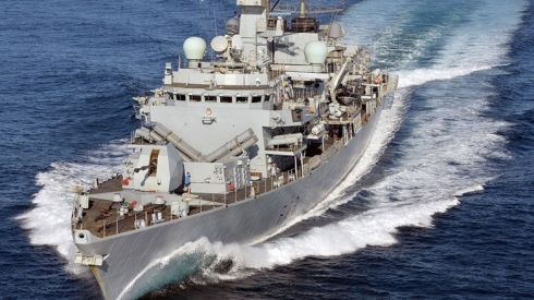 Brîtanya keştiyeke cengê dişîne kendavê