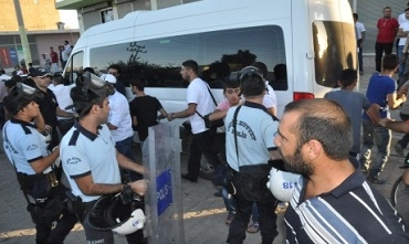 Meş û xwepêşandana piştgiriya Rojava rastî mudaxeleya polîsan hat