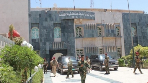 Zilamek 4 zarokên xwe şewitand