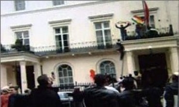 Xwepêşanderên Kurd û Erebên Sûrîya Êrîşa Balîyozxaneyên Sûrîya li Welatên Ewropî Dikin