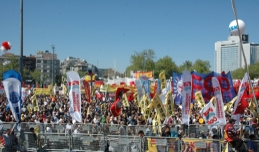 Kurdan di merasîma 1 Gulanê de mohra xwe li qada Taksîmê xistin