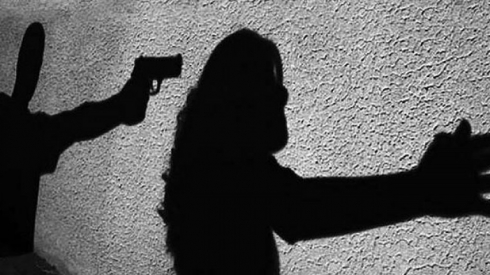 Bavek du keçên xwe kuşt