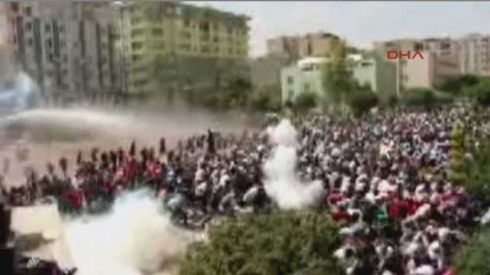 Li Qoserê bi bombeyên rondikrêj êrişî xwepêşandanan hate kirin